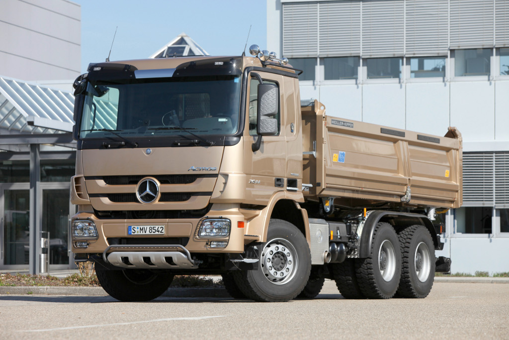 new-mercedes-benz-trucks-presented-at-bauma-fair-2010-19168_1